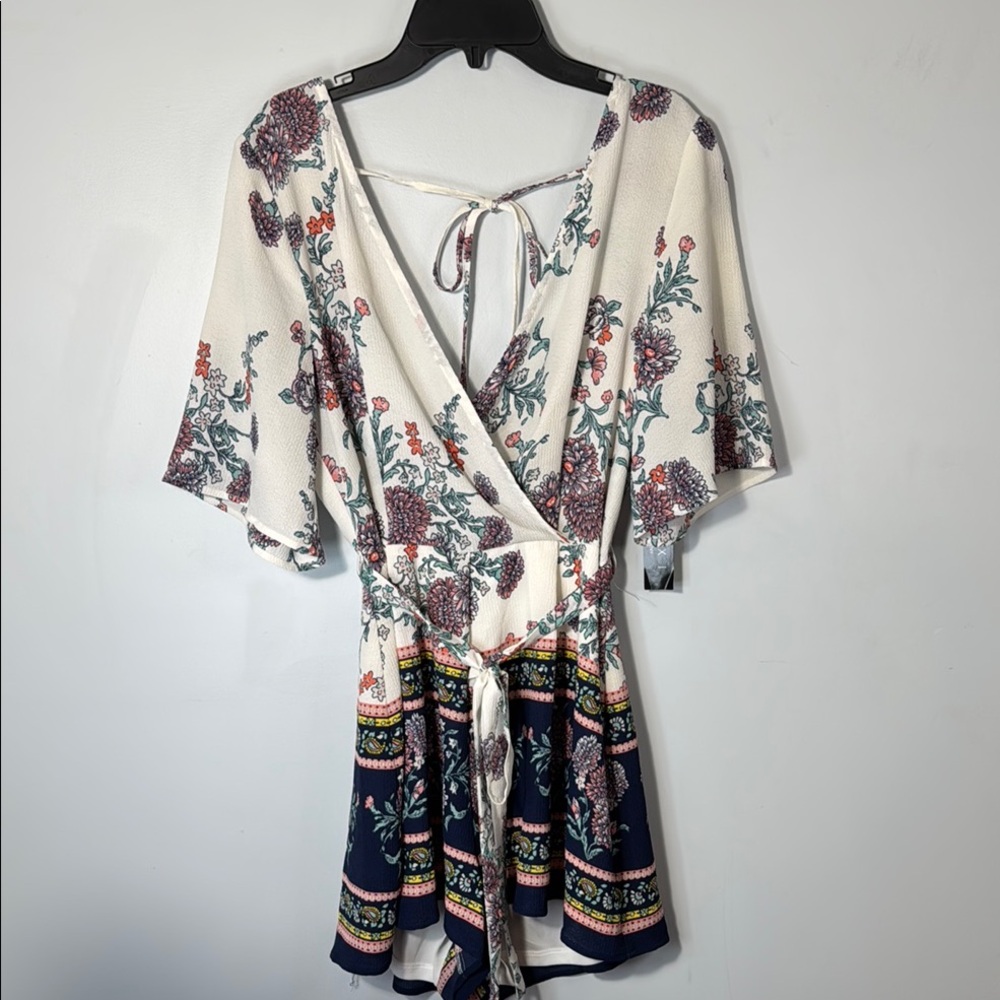 Trixxi Romper‎ White Floral Print Wrap Short in Size M  NWT